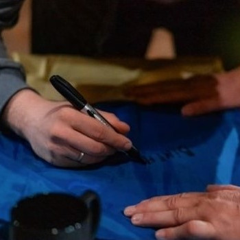 Прапорець підписаний воїном під час поїздки